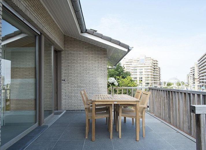 Moderne Kueche und Essbereich in Duinvilla Aljapi, Ferienhaus in De Panne, Belgien, mit Blick auf den Garten.