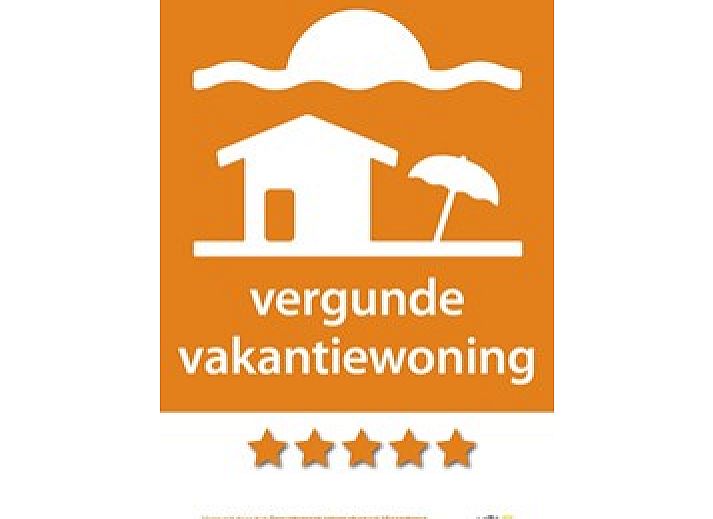 Moderne Kueche und Essbereich in Duinvilla Aljapi, Ferienhaus in De Panne, Belgien, mit Blick auf den Garten.