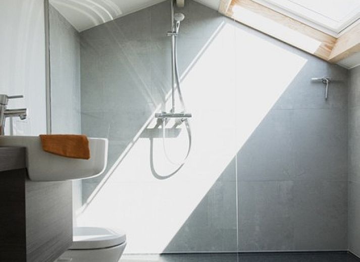 Moderne Kueche und Essbereich in Duinvilla Aljapi, Ferienhaus in De Panne, Belgien, mit Blick auf den Garten.