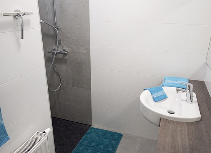 Moderne Kueche und Essbereich in Duinvilla Aljapi, Ferienhaus in De Panne, Belgien, mit Blick auf den Garten.