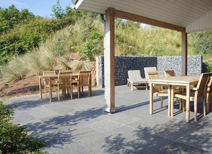 Beeindruckende Fassade der Duinvilla Aljapi, ein Ferienhaus fuer 4 bis 8 Personen in De Panne, belgische Kueste.