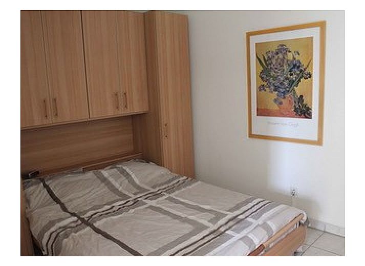 Cozy sitting area in vacation home Topaze, De Panne, with comfortable corner sofa and modern art.