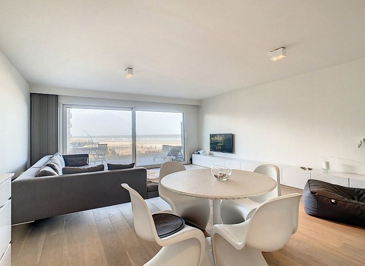 Spacious living room with sea view in Apartment 'Duinroos' De Panne, Belgian coast