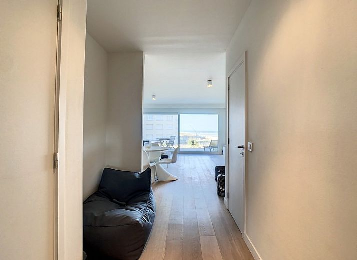Spacious living room with sea view in Apartment 'Duinroos' De Panne, Belgian coast