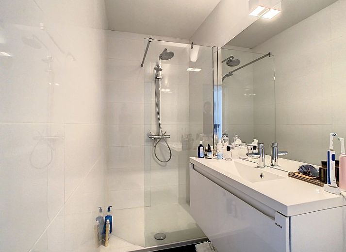 Dining area and living room in Apartment 'Duinroos' De Panne with sea view