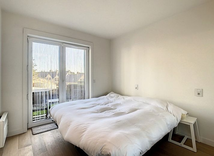 Dining area and living room in Apartment 'Duinroos' De Panne with sea view