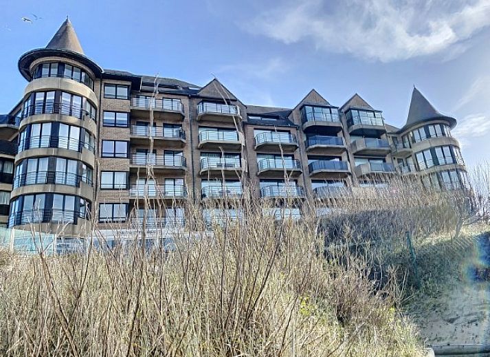 Dining area and living room in Apartment 'Duinroos' De Panne with sea view