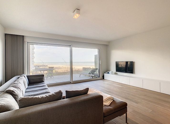 Moderne Kueche der Wohnung 'Duinroos' De Panne an der belgischen Kueste