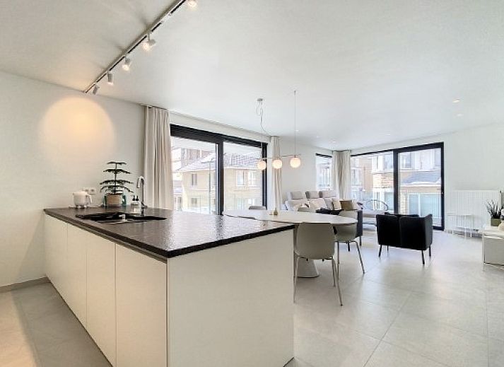 Bright living space in Apartment 'Asterias', De Panne, with a cozy sitting area.