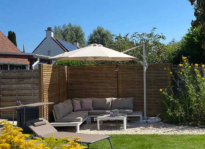 Ferienhaus Zonnewind in De Panne, belgische Kueste, mit sonniger Terrasse und gruenem Garten, ideal gelegen in der Naehe von Duenen und Wald.