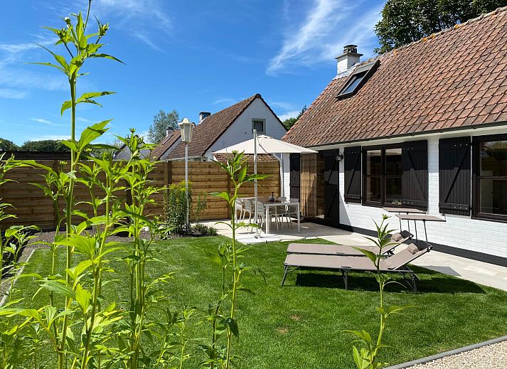 Ferienhaus Zonnewind in De Panne, belgische Kueste, mit sonniger Terrasse und gruenem Garten, ideal gelegen in der Naehe von Duenen und Wald.