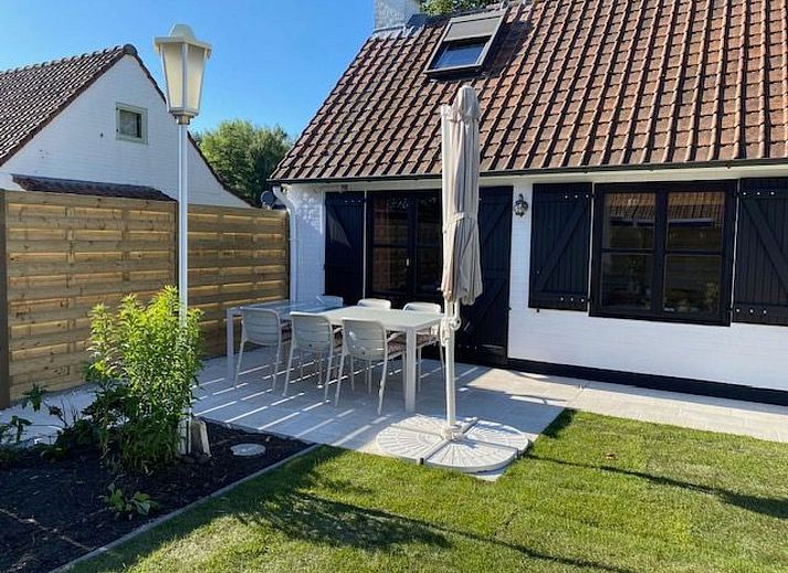 Ferienhaus Zonnewind in De Panne, belgische Kueste, mit sonniger Terrasse und gruenem Garten, ideal gelegen in der Naehe von Duenen und Wald.