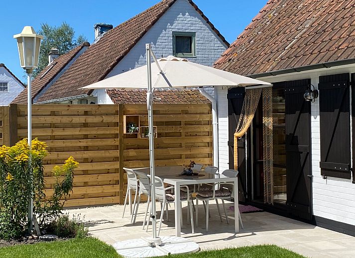 Ferienhaus Zonnewind in De Panne, belgische Kueste, mit sonniger Terrasse und gruenem Garten, ideal gelegen in der Naehe von Duenen und Wald.