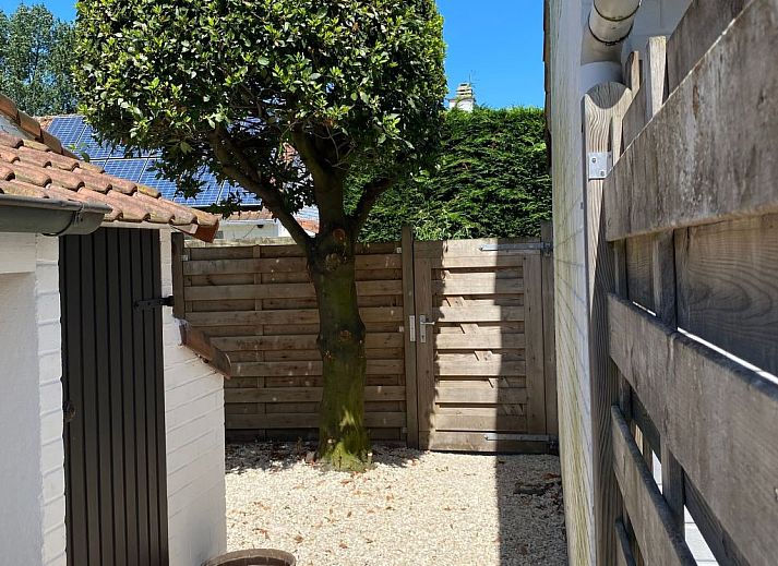 Ferienhaus Zonnewind in De Panne, belgische Kueste, mit sonniger Terrasse und gruenem Garten, ideal gelegen in der Naehe von Duenen und Wald.