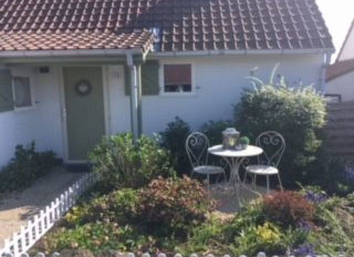 Entspannen Sie sich auf der Terrasse des Ferienhauses Windekind mit Blick auf die Felder in De Panne an der belgischen Kueste, mit bequemen Sitzgelegenheiten und Blick auf den Garten.