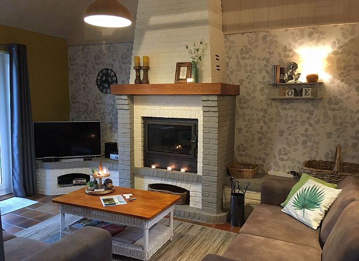 Entspannen Sie sich auf der Terrasse des Ferienhauses Windekind mit Blick auf die Felder in De Panne an der belgischen Kueste, mit bequemen Sitzgelegenheiten und Blick auf den Garten.