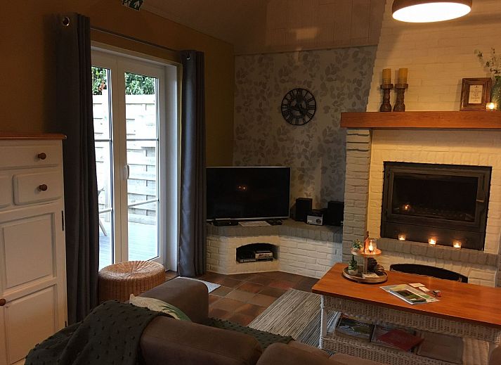 Entspannen Sie sich auf der Terrasse des Ferienhauses Windekind mit Blick auf die Felder in De Panne an der belgischen Kueste, mit bequemen Sitzgelegenheiten und Blick auf den Garten.