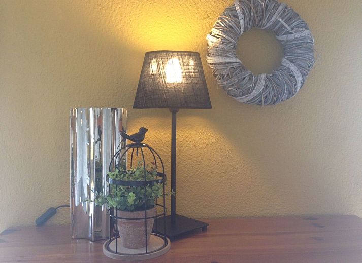 Gemuetliches Schlafzimmer im Ferienhaus Windekind mit bequemem Sofa und stimmungsvoller Beleuchtung, gelegen in De Panne an der belgischen Kueste.