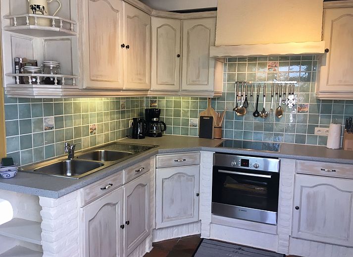 Gemuetliches Schlafzimmer im Ferienhaus Windekind mit bequemem Sofa und stimmungsvoller Beleuchtung, gelegen in De Panne an der belgischen Kueste.