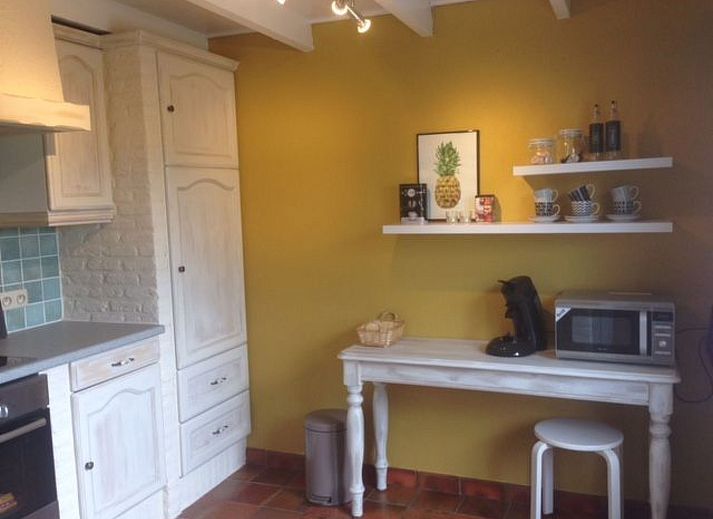 Gemuetliches Schlafzimmer im Ferienhaus Windekind mit bequemem Sofa und stimmungsvoller Beleuchtung, gelegen in De Panne an der belgischen Kueste.