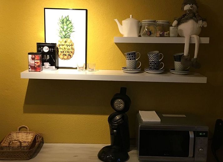 Gemuetliches Schlafzimmer im Ferienhaus Windekind mit bequemem Sofa und stimmungsvoller Beleuchtung, gelegen in De Panne an der belgischen Kueste.