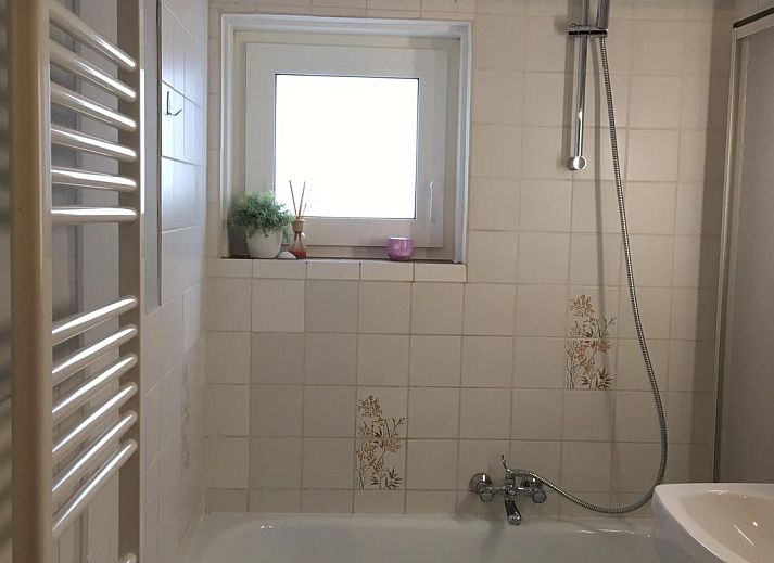 Gemuetliches Schlafzimmer im Ferienhaus Windekind mit Blick auf die Felder, De Panne, belgische Kueste, mit Holzausstattung und bequemen Betten.