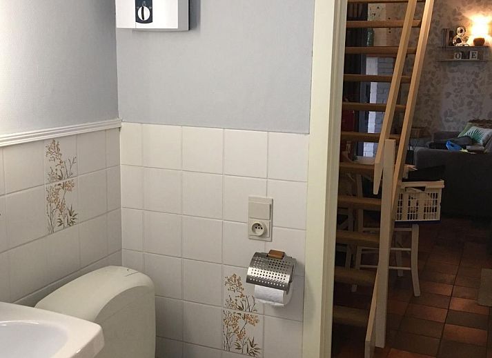 Gemuetliches Schlafzimmer im Ferienhaus Windekind mit Blick auf die Felder, De Panne, belgische Kueste, mit Holzausstattung und bequemen Betten.