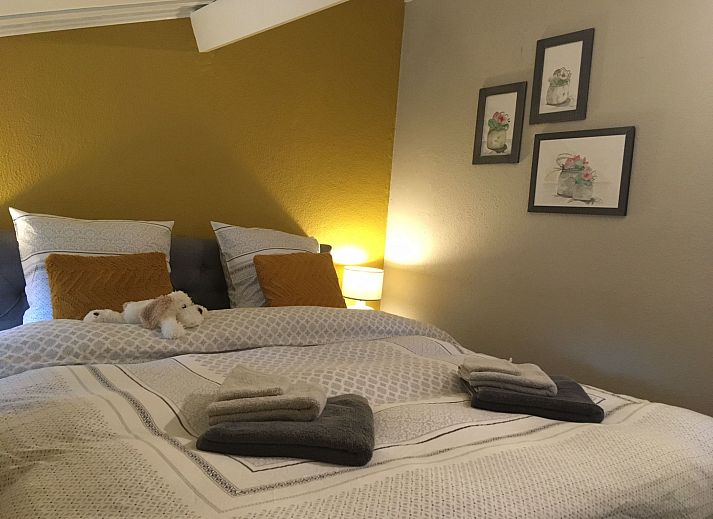 Gemuetliches Schlafzimmer im Ferienhaus Windekind mit Blick auf die Felder, De Panne, belgische Kueste, mit Holzausstattung und bequemen Betten.