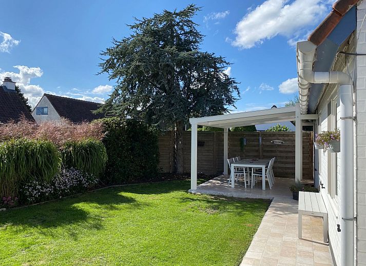 Geniessen Sie den ruhigen Garten und die Terrasse des Ferienhauses Zonneweelde in Duenen und Wald in De Panne an der belgischen Kueste.