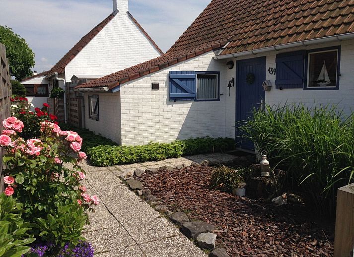 Geniessen Sie den ruhigen Garten und die Terrasse des Ferienhauses Zonneweelde in Duenen und Wald in De Panne an der belgischen Kueste.
