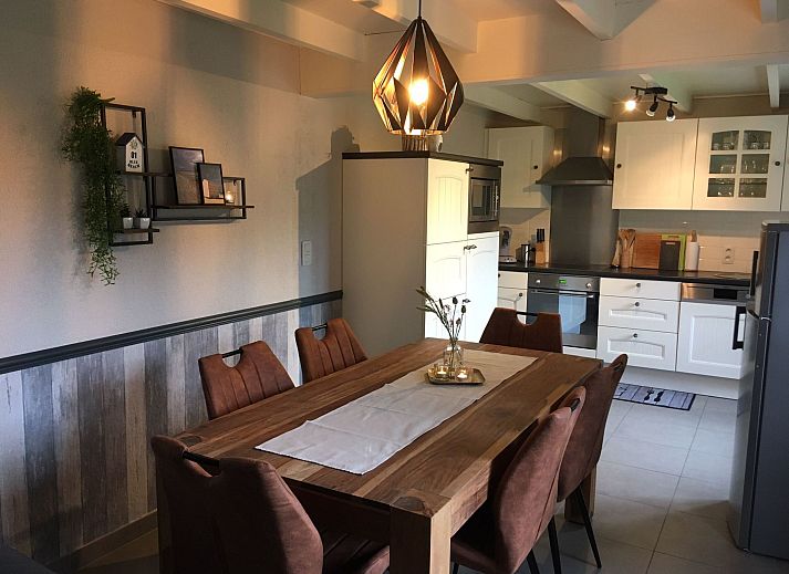 Gemuetliches Schlafzimmer im Ferienhaus Zonneweelde bei Duenen und Wald, De Panne, belgische Kueste, mit bequemen Betten und stimmungsvoller Beleuchtung.