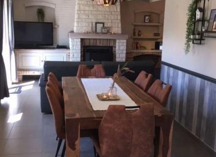 Attraktives Schlafzimmer im Ferienhaus Zonneweelde in Duenen und Wald in De Panne, belgische Kueste, mit zwei Betten unter einer Dachschraege.