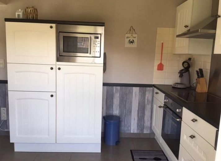 Attraktives Schlafzimmer im Ferienhaus Zonneweelde in Duenen und Wald in De Panne, belgische Kueste, mit zwei Betten unter einer Dachschraege.