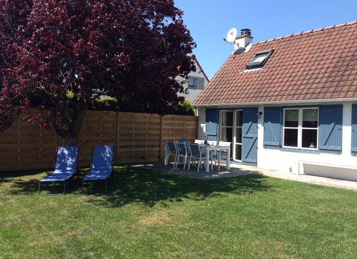 Geniessen Sie die Sonne auf der Terrasse des Ferienhauses Polderwind mit Blick auf die Felder in De Panne, Belgische Kueste, Belgien.