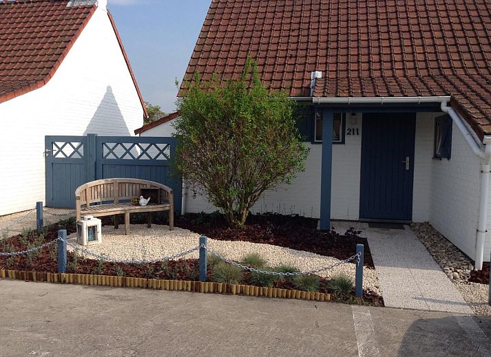 Geniessen Sie die Sonne auf der Terrasse des Ferienhauses Polderwind mit Blick auf die Felder in De Panne, Belgische Kueste, Belgien.