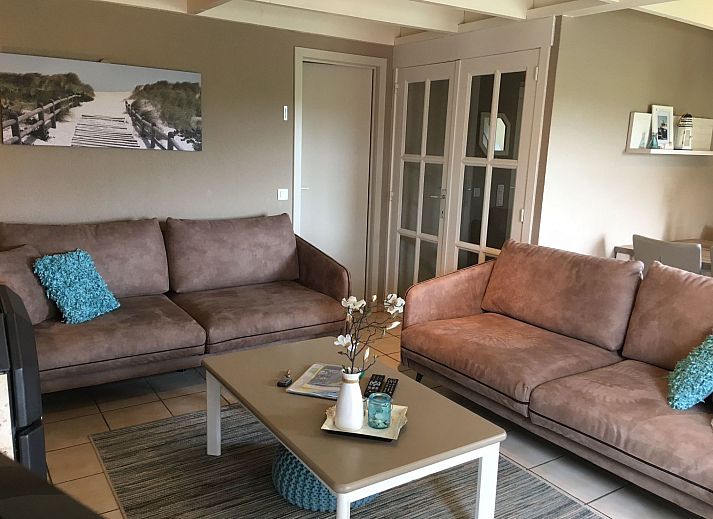 Gemuetliches Schlafzimmer im Ferienhaus Polderwind mit Blick auf die Felder, De Panne, belgische Kueste, perfekt fuer einen entspannten Aufenthalt.