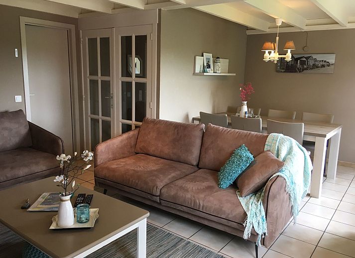 Gemuetliches Schlafzimmer im Ferienhaus Polderwind mit Blick auf die Felder, De Panne, belgische Kueste, perfekt fuer einen entspannten Aufenthalt.
