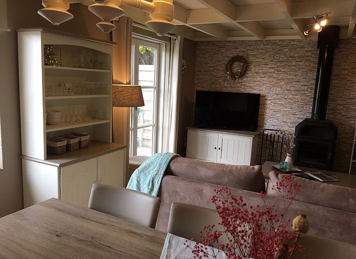 Gemuetliches Schlafzimmer im Ferienhaus Polderwind mit Blick auf die Felder, De Panne, belgische Kueste, perfekt fuer einen entspannten Aufenthalt.