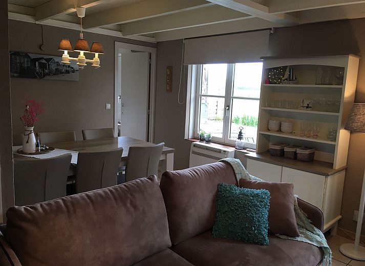 Gemuetliches Schlafzimmer im Ferienhaus Polderwind mit Blick auf die Felder, De Panne, belgische Kueste, perfekt fuer einen entspannten Aufenthalt.