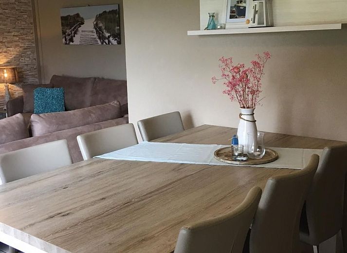 Gemuetliches Schlafzimmer im Ferienhaus Polderwind mit Blick auf die Felder, De Panne, belgische Kueste, perfekt fuer einen entspannten Aufenthalt.
