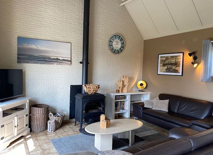 Gemuetliches Wohnzimmer im Ferienhaus mit Pool, gelegen in De Panne an der belgischen Kueste, mit komfortabler Sitzecke und gemuetlicher Einrichtung.