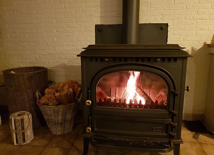 Gemuetliches Wohnzimmer im Ferienhaus mit Pool, gelegen in De Panne an der belgischen Kueste, mit komfortabler Sitzecke und gemuetlicher Einrichtung.