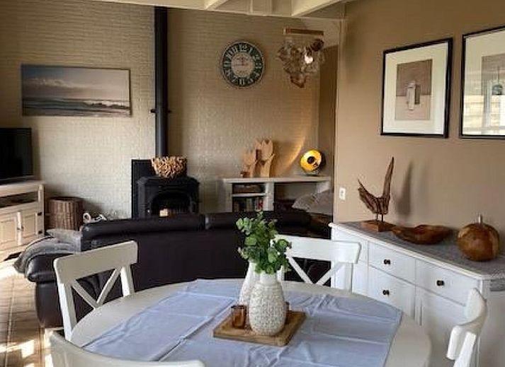 Beleuchtete Kunstinstallation am Strand bei Holiday home mit Pool in De Panne, belgische Kueste, Ferienhaus am Meer.