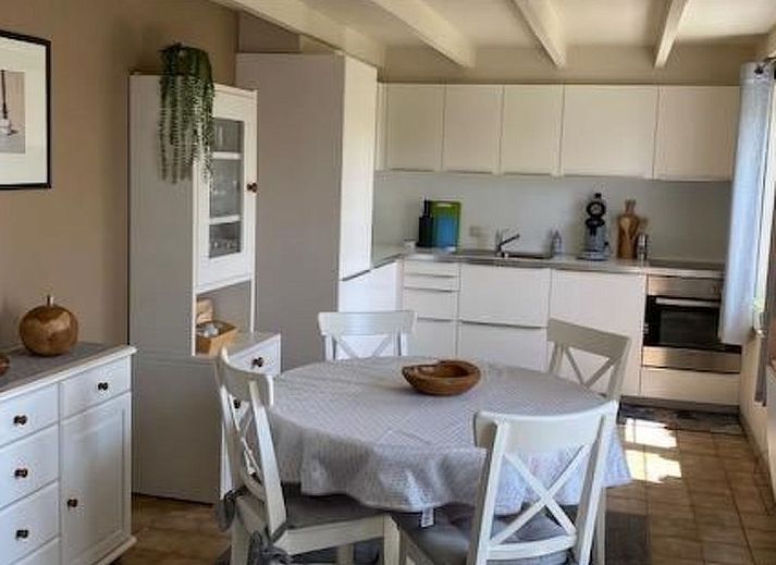 Beleuchtete Kunstinstallation am Strand bei Holiday home mit Pool in De Panne, belgische Kueste, Ferienhaus am Meer.