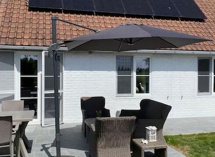 Geniessen Sie den Pool im Holiday home mit Pool, einem Ferienhaus an der belgischen Kueste in De Panne, ideal fuer Entspannung und Spass.