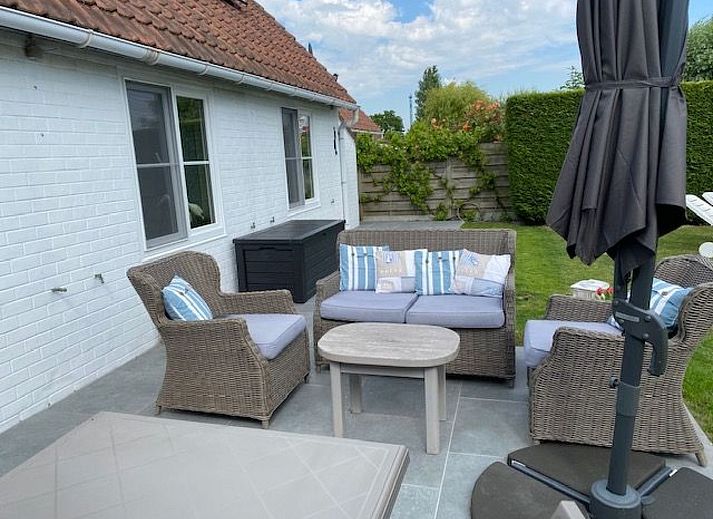 Spielplatz bei Holiday home mit Pool in De Panne, belgische Kueste. Geniessen Sie eine kinderfreundliche Umgebung mit Spielgeraeten und Natur.
