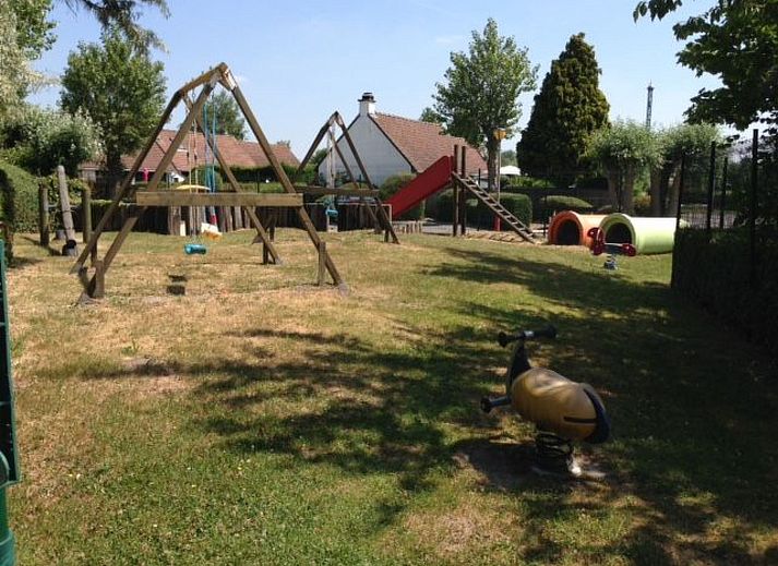 Spielplatz bei Holiday home mit Pool in De Panne, belgische Kueste. Geniessen Sie eine kinderfreundliche Umgebung mit Spielgeraeten und Natur.