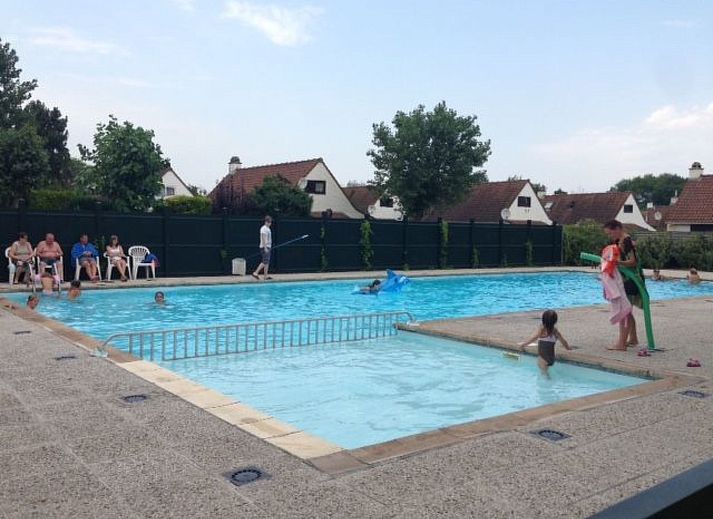 Spielplatz bei Holiday home mit Pool in De Panne, belgische Kueste. Geniessen Sie eine kinderfreundliche Umgebung mit Spielgeraeten und Natur.
