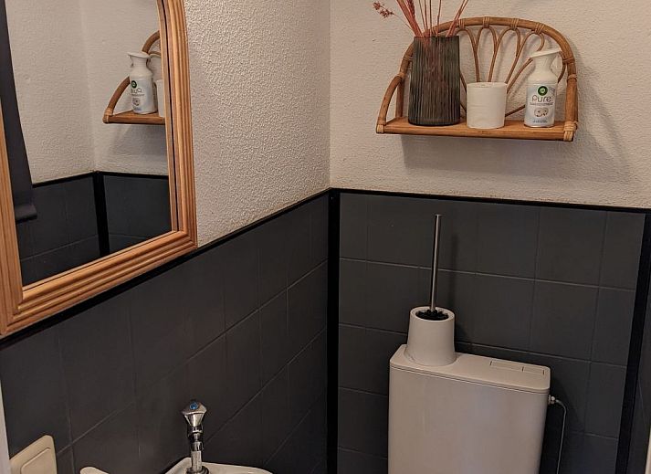 Gemuetliches Wohnzimmer im Ferienhaus Duinendaele II, De Panne, belgische Kueste, mit stimmungsvoller Beleuchtung und bequemer Sitzecke.