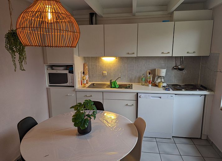 Eingang zum Ferienhaus Duinendaele II in De Panne, belgische Kueste, mit moderner Einrichtung und Zugang zu den Schlafzimmern.